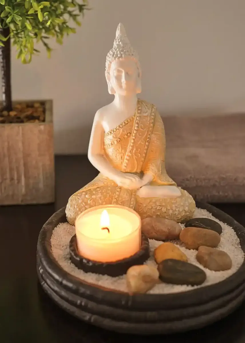 Okrasna figura Buda s čajnimi svečkami